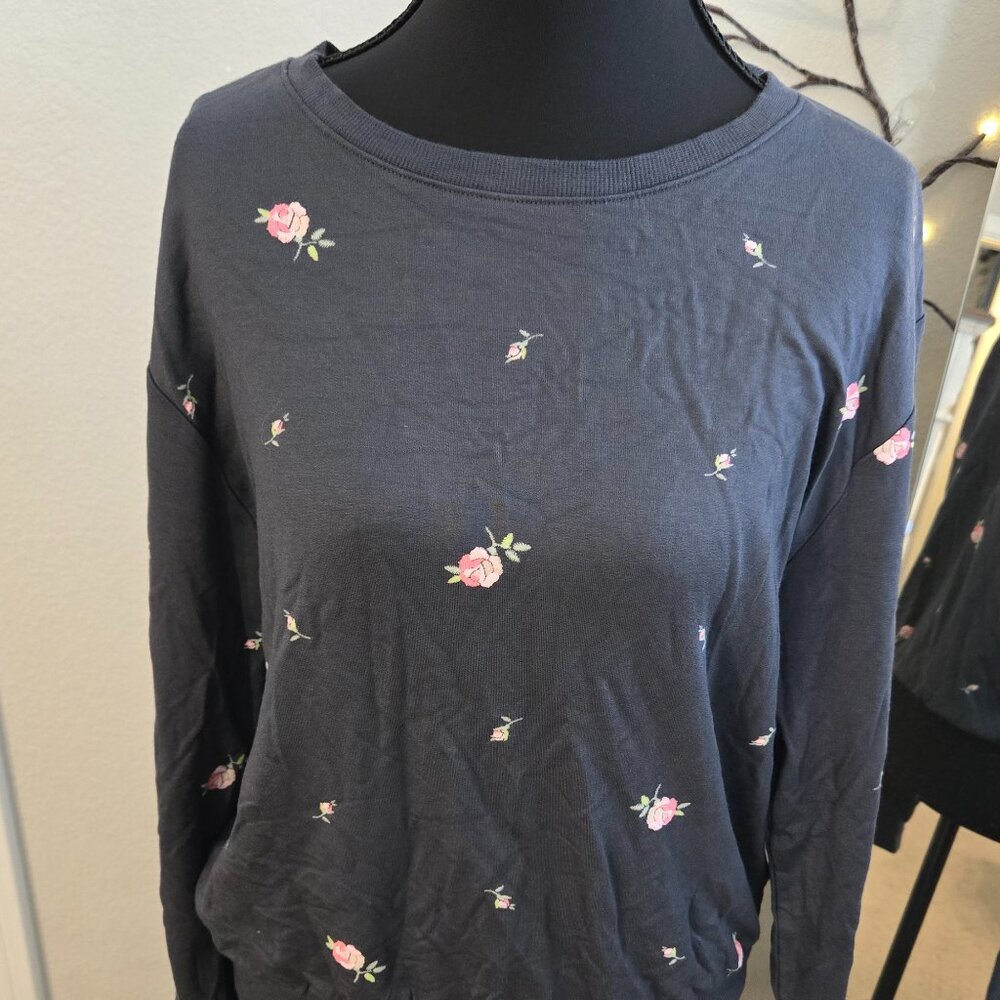 Love by GAP - Small - BNWT Grey Sweater with roses